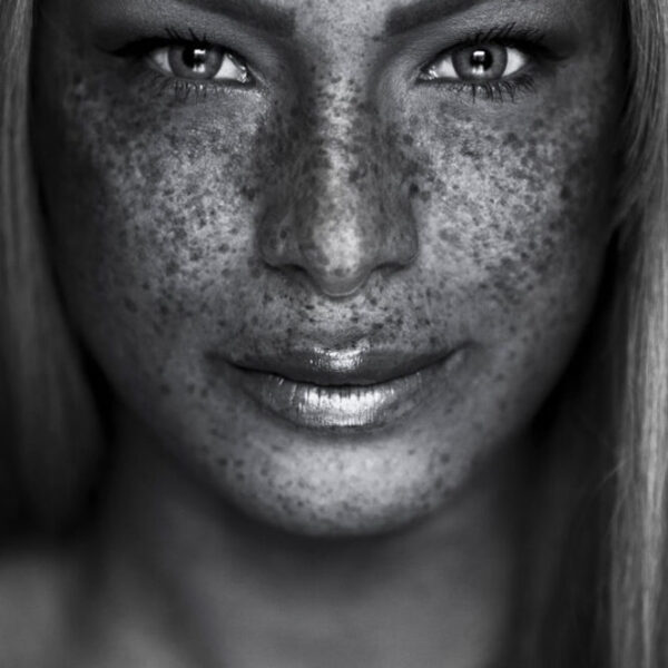 Porträtfoto von Tomasz Becker – kreative und ausdrucksstarke Portraitfotografie, die Emotionen einfängt