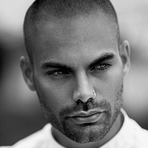 Schwarz weiße Portrait einer jungen Mannes